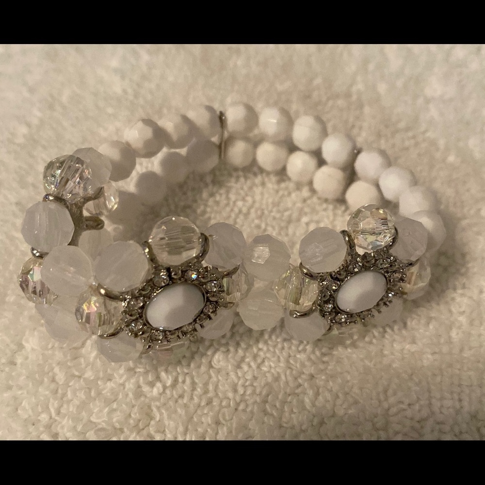 Charming Charlie white flowers bracelet ✨